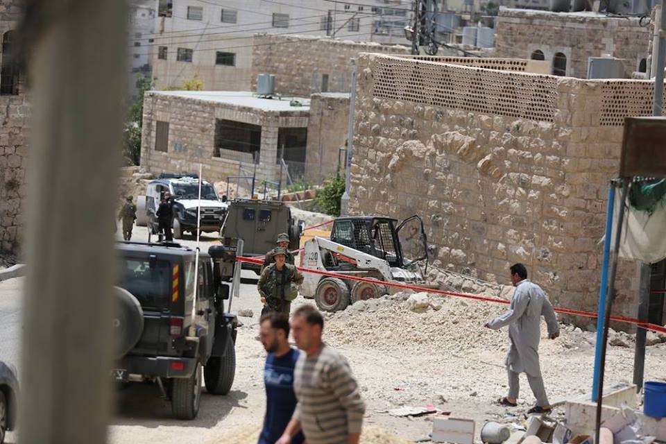 بالصور: استشهاد شاب فلسطيني بزعم محاولته تنفيذ عملية دهس في الخليل