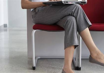 احذر من وضع ساق على ساق عند الجلوس