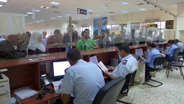 الاحتلال يمنع "14" مواطناً من السفر عبر معبر الكرامة