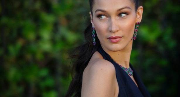 بالصورة: بيلا حديد تتضامن مع الشعب الفلسطيني في فستان أحمر