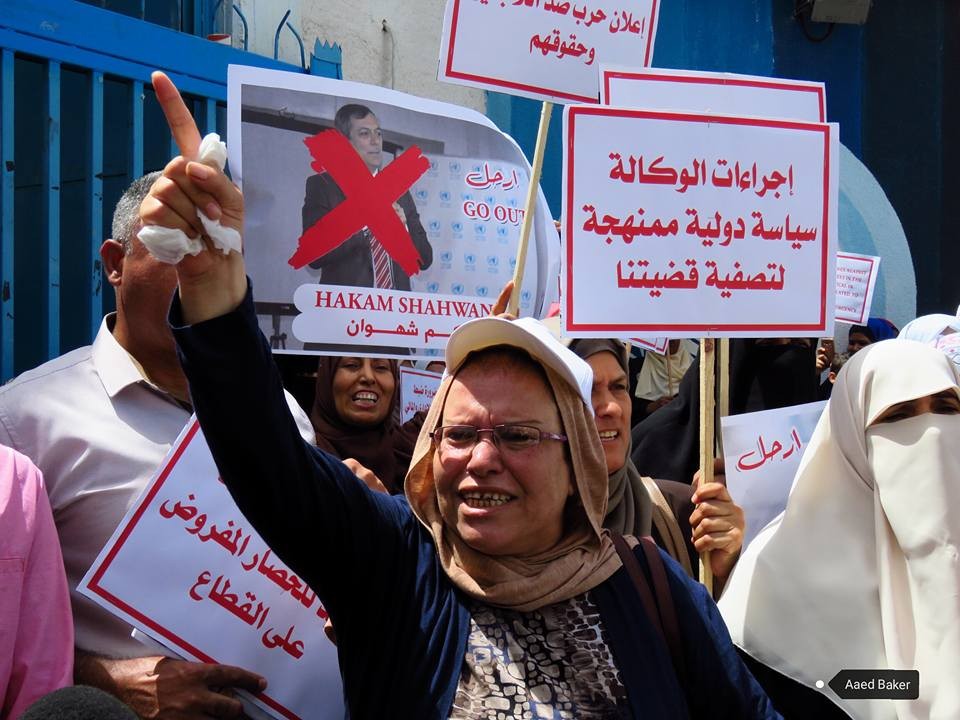 وقفة لأصحاب البيوت المدمرة أمام مقر"أونروا" بغزة
