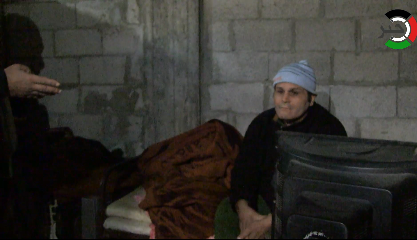 شقيقان من ذوي الاحتياجات الخاصة يعيشان في غرفة تفتقر لأدنى مقومات الحياة