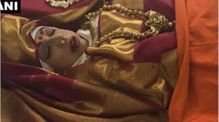 ماذا فعلت ابنة نجمة بوليوود التي توفيت غرقاً في دبي برماد جثّة والدتها؟