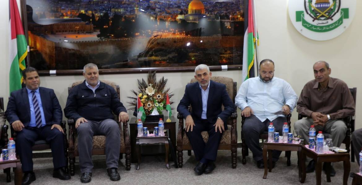 صورة: السنوار يلتقي الفصائل الفلسطينية بمكتب حركة حماس في غزة