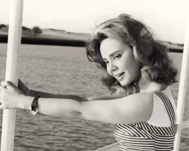 بالفيديو لا يفوتكم : ماجدة الصباحي تحتفل بعيد ميلادها الـ 86 وتغني مع ابنتها