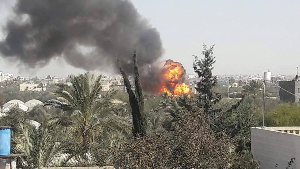بالصور: اندلاع حريق ضخم بمحطة للغاز شرقي خان يونس