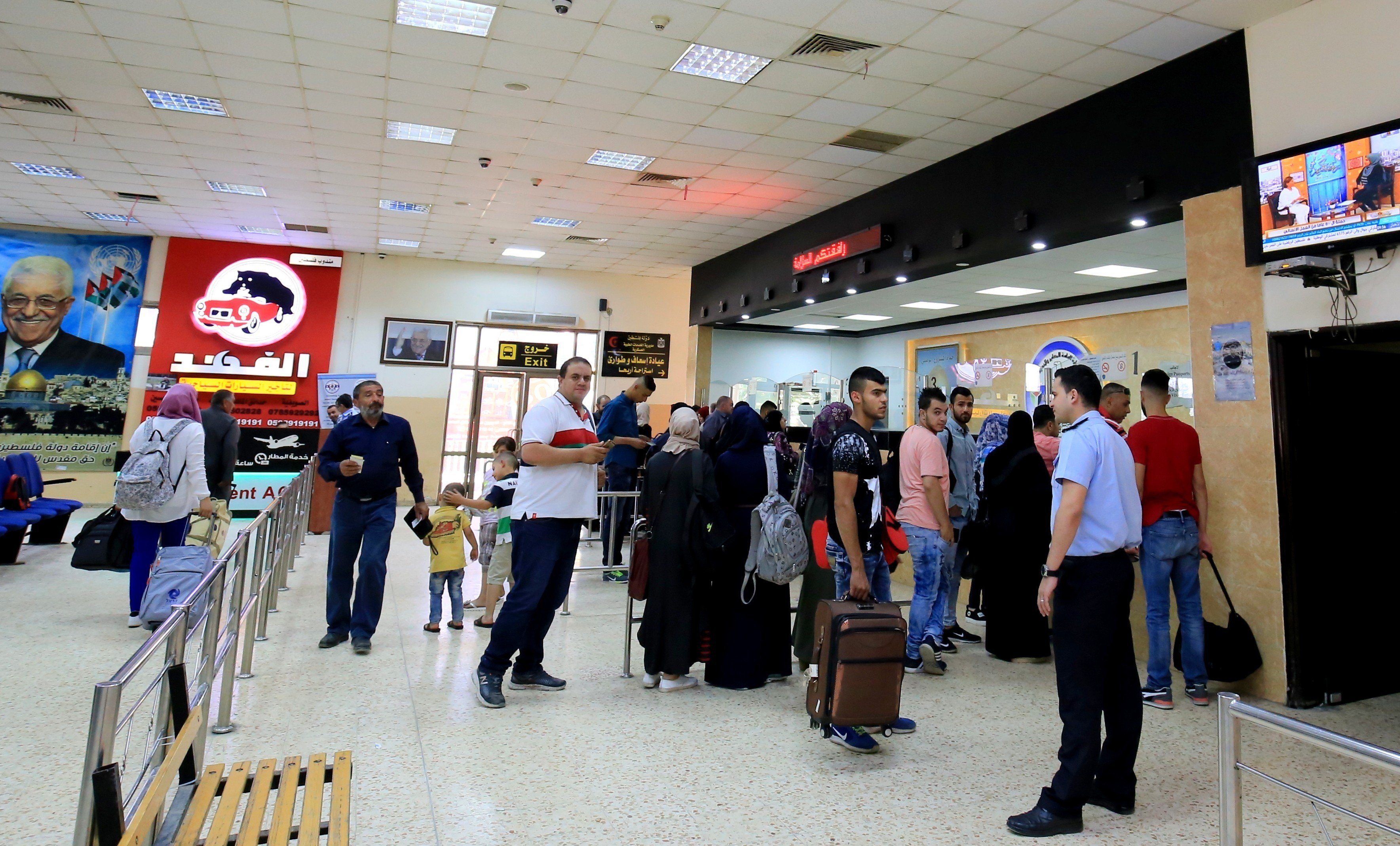 الاحتلال يمنع 17 فلسطينيًا من السفر عبر الكرامة