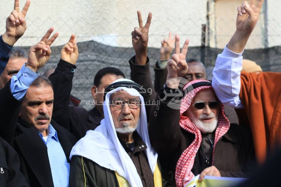بالصور: وقفة بالنصيرات رفضاً للتهديد الأمريكي بقطع المساعدات عن الأونروا