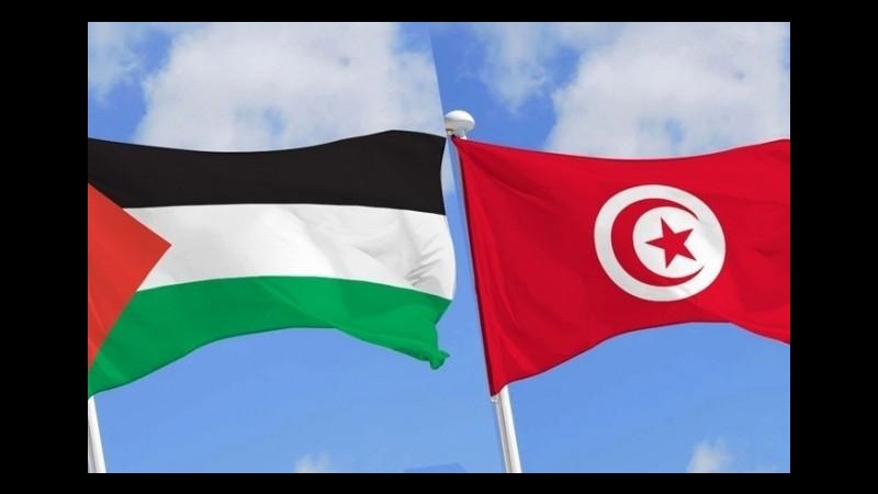 أكاليل زهور باسم "فتح" على أضرحة شهداء الثورة في تونس