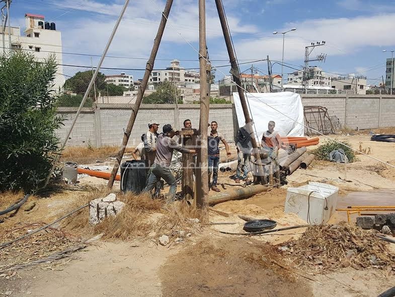 بالصور: حفر بئر مياه في مديرية الخدمات الطبية بمجمع أنصار غرب غزة