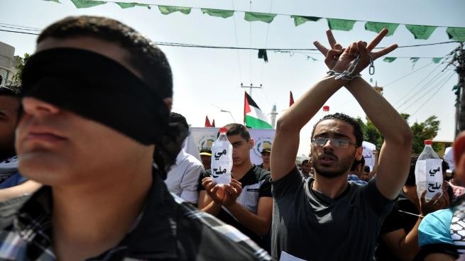 رام الله: المحررون المقطوعة رواتبهم يعلّقون إضرابهم عن الطعام