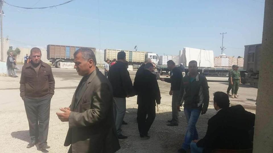 بالصور: موظفو "الزراعة والاقتصاد" يُضربون عن العمل في معبر أبو سالم