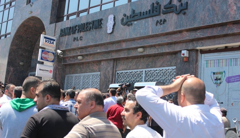 موظف يحاول الانتحار أمام البنك احتجاجاً على مجزرة الرواتب