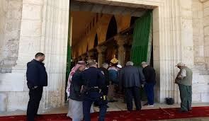 الاحتلال يفرج عن حارس المسجد الأقصى بشرط 