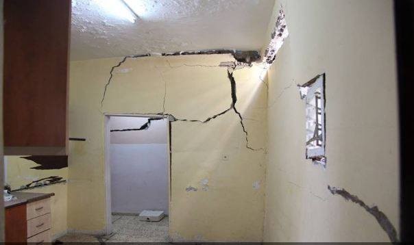 ظهور تشققات في أحد المنازل بسلوان بسبب حفريات الاحتلال