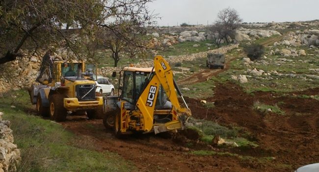 جرافات الاحتلال تشرع بتجريف أراض في بيت لحم