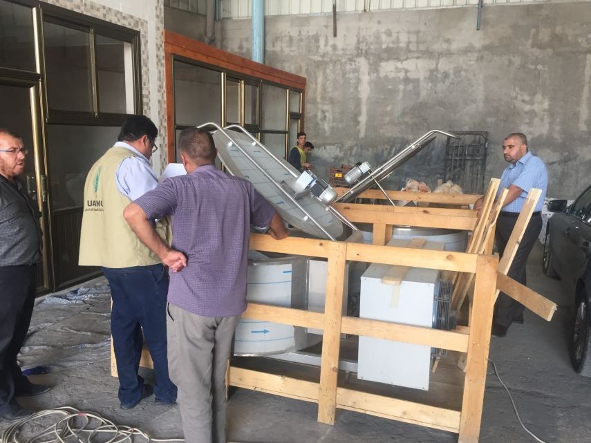 العمل الزراعي يوزع تنكات لتبريد وحفظ الحليب على مربي الأبقار بغزة