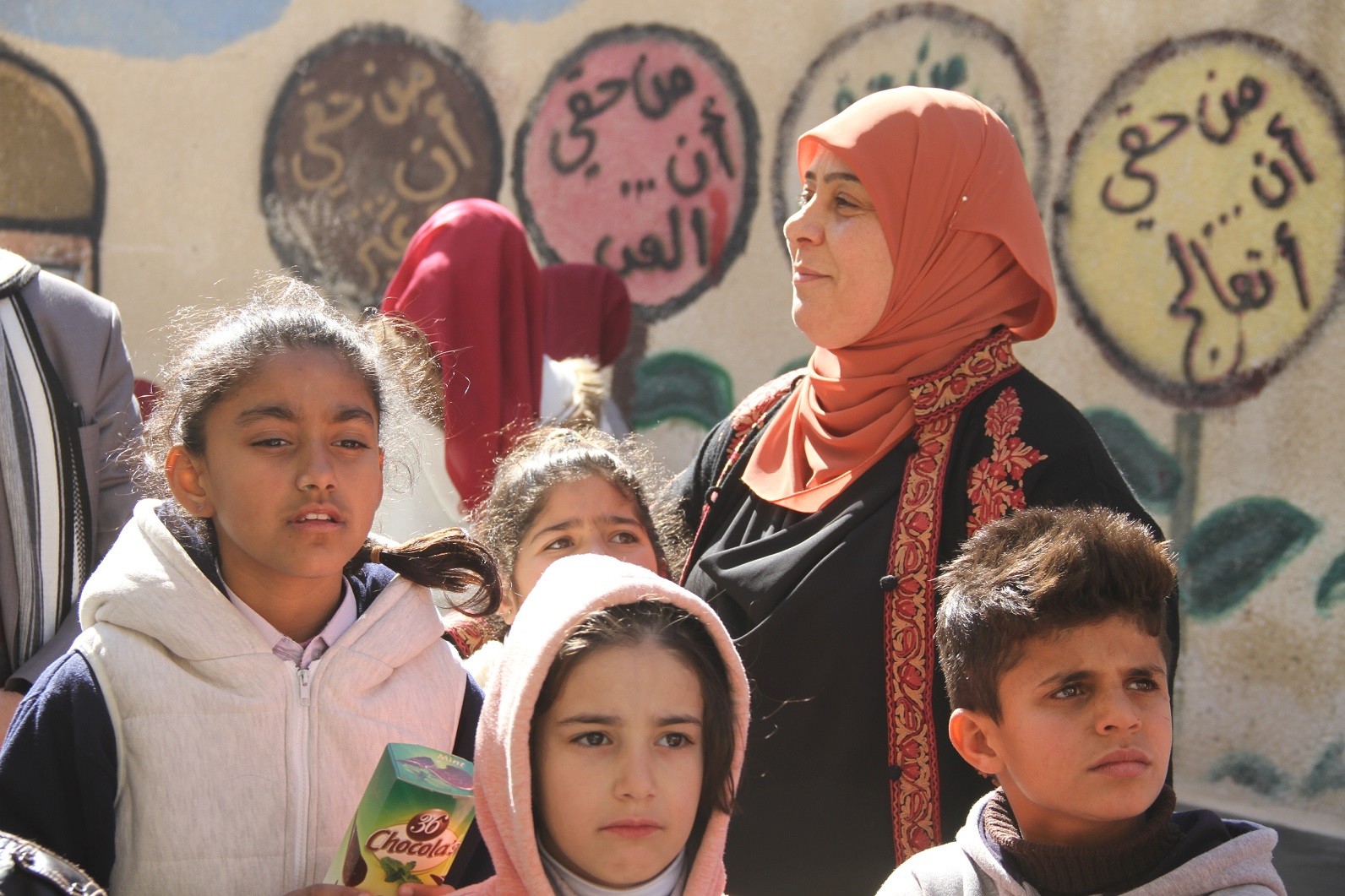 غنّام تسلّم مدرسة الصم الأساسية منحة مالية من رجل الأعمال المغترب الحرازين