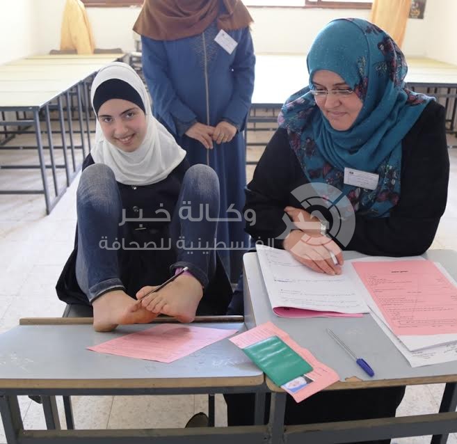 طالبة "بدون يدين" تتحدى الإعاقة وتتقدم امتحانات الثانوية العامة بغزة