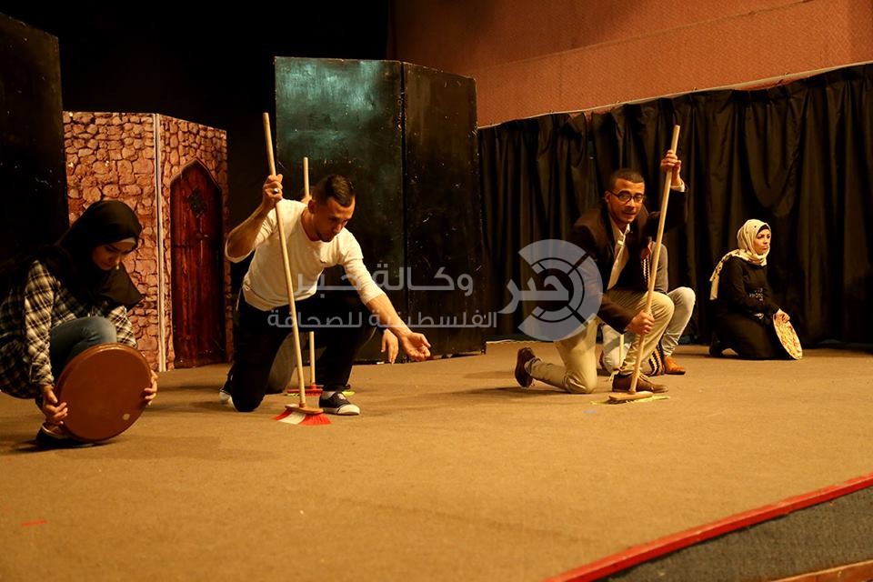 بالصور: طالع لتحت .. عرض مسرحي يناقش معاناة الخرجين بالقطاع 