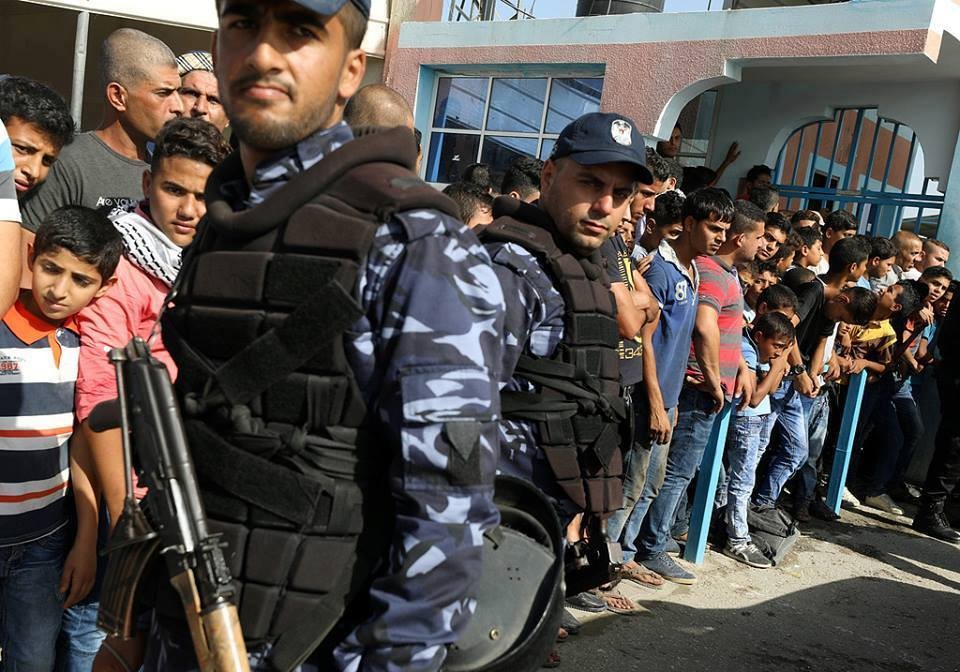 بالصور: ترقب جماهيري بانتظار وصول حكومة الوفاق إلى غزة
