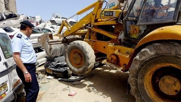 إتلاف 120 مركبة غير قانونية غرب الخليل