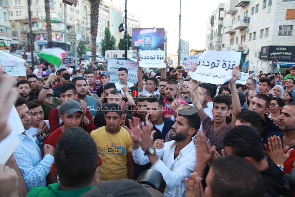 بالفيديو والصور: وقفة حاشدة تطالب السلطة بوقف العقوبات المفروضة على غزة