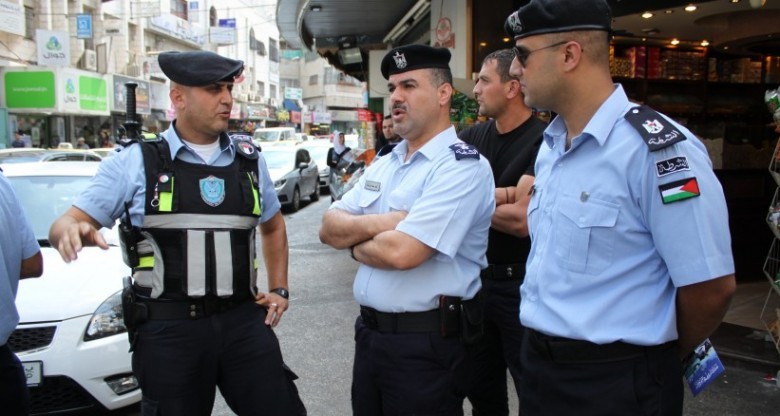 ضبط حافلة نقل طلاب بحمولة زائدة في الخليل