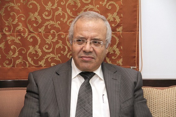 السفير غنام يطلع وزير خارجية قطر على آخر المستجدات