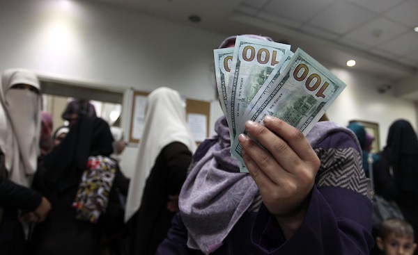 قّناة عبرية تكشف عن آلية جديدة لتسليم أموال المنحة القطرية لموظفي "حماس" بغزة
