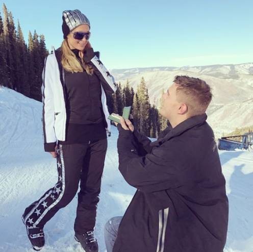 باريس هيلتون تفقد خاتم خطبتها في ملهى ليلي.. هذه قيمته!