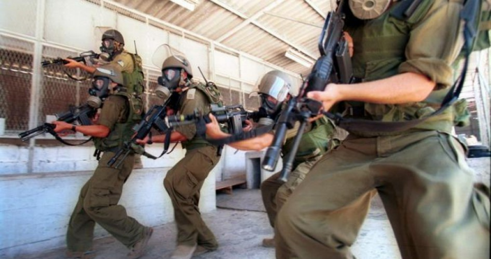 وحدات القمع تقتحم قسم (1) في سجن "ريمون" وتجري تفتيشًا واسعًا