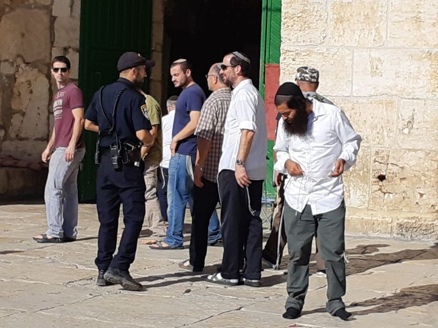 بالصور: عشرات المستوطنين المتطرفين يواصلون اقتحامهم المستفز للأقصى