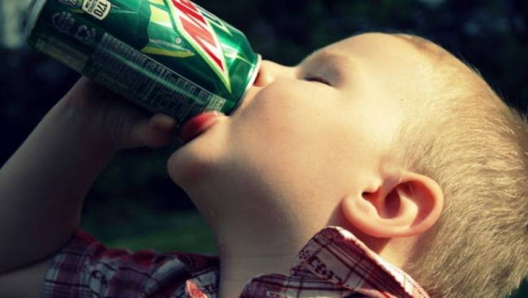 هذا هو تأثير شرب الصودا بكثرة على الأطفال