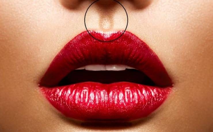 ما الهدف من وجود هذا الشكل ما بين أنفك وشفتيك؟