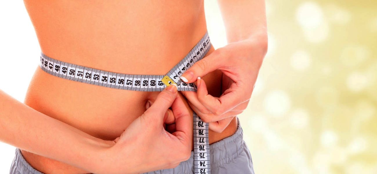 أربعة وصفات طبيعية تمنحك بطنًا مسطحًا دون آثار جانبية