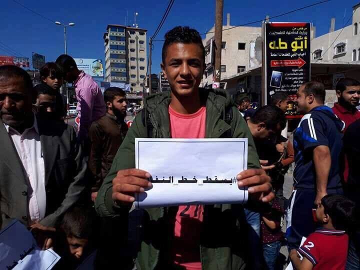 بالصور: وقفة برفح تطالب بتخفيض قيمة اشتراك خط النفاذ