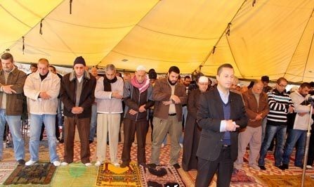 العشرات يؤدون الجمعة في أبو ديس تضامنًا مع الأسرى المضربين