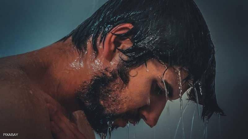 أخطاء خلال الاستحمام تدمر شعرك وبشرتك.. تجنبها