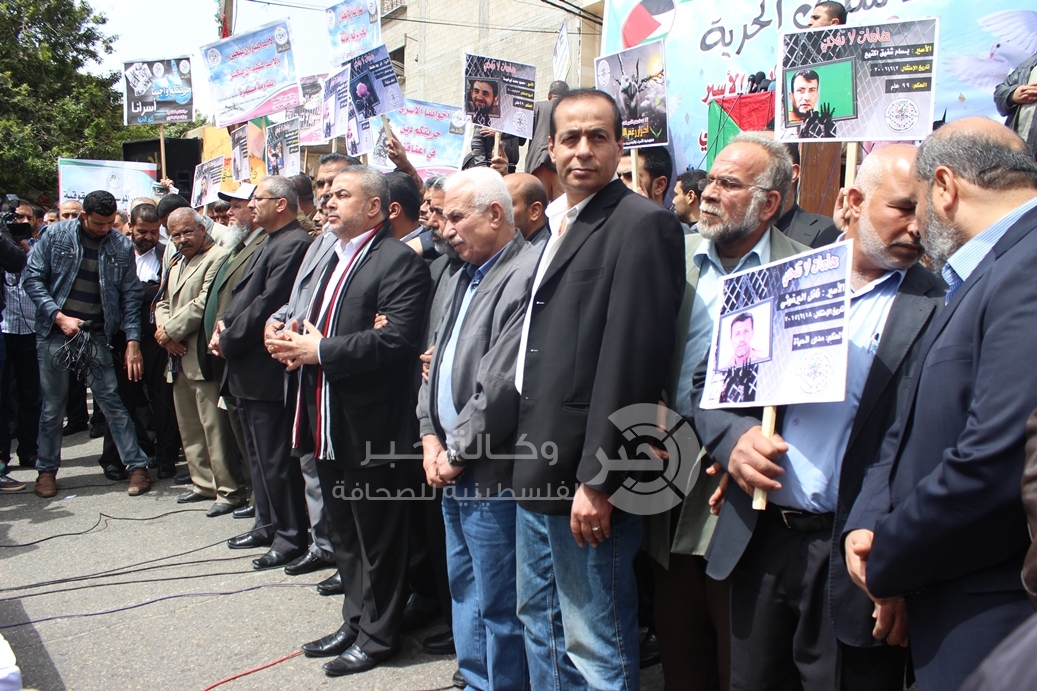 بالصور: الكل الفلسطيني يتوحد في احياء "يوم الأسير الفلسطيني"