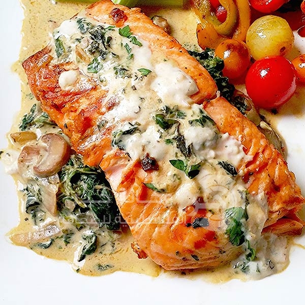 فيليه السالمون مع السبانخ والمشروم وصوص الليمون