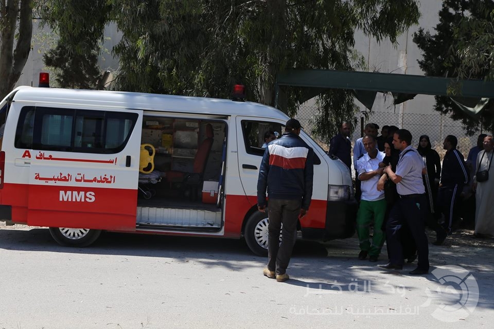 بالصور: إغماء مسافرة على معبر رفح بفعل بطئ السفر والانتظار لساعات طويلة