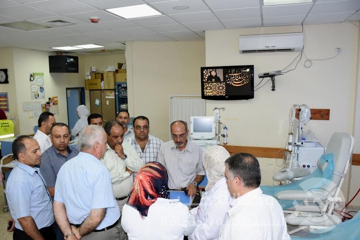 الغرفة التجارية تسلم جهازي غسيل كلى لمستشفى الشهيد ياسر عرفات