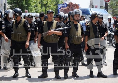 الشرطة التونسية تعتقل تسعة مسلحين قبل مسيرة ضخمة تندد بالإرهاب