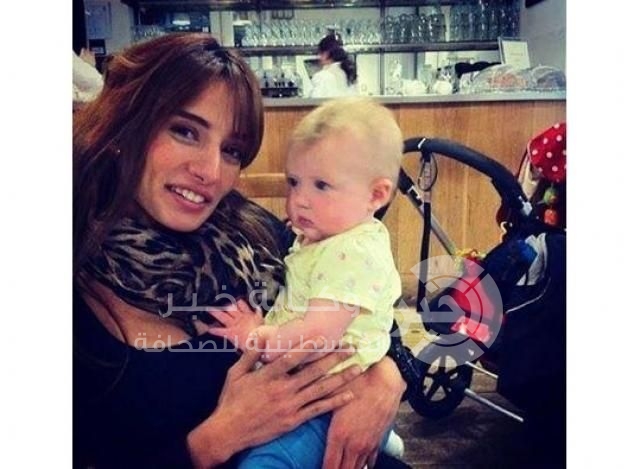 زينة تردّ على نشر صور أحد توأميها