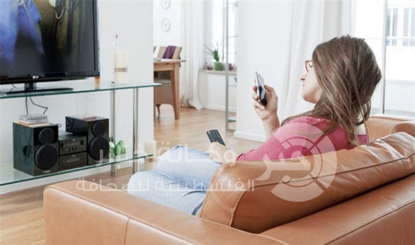 استخدام الهاتف الذكي أمام التلفاز يضر بالمخ