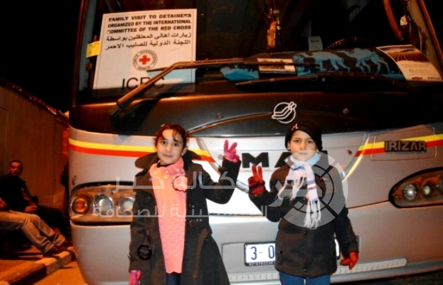 75 من أهالي أسرى "غزة" يزورون 44 أسيرًا بسجن "نفحة"