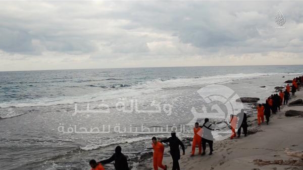 بالصور والفيديو : تنظيم داعش يعدم 21 مصرياً في ليبيا والسيسي يهدد