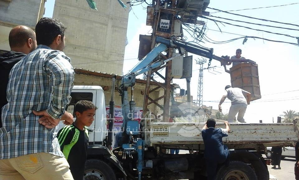 تفحم عامل كهرباء أثناء إصلاحه أحد الخطوط في رفح