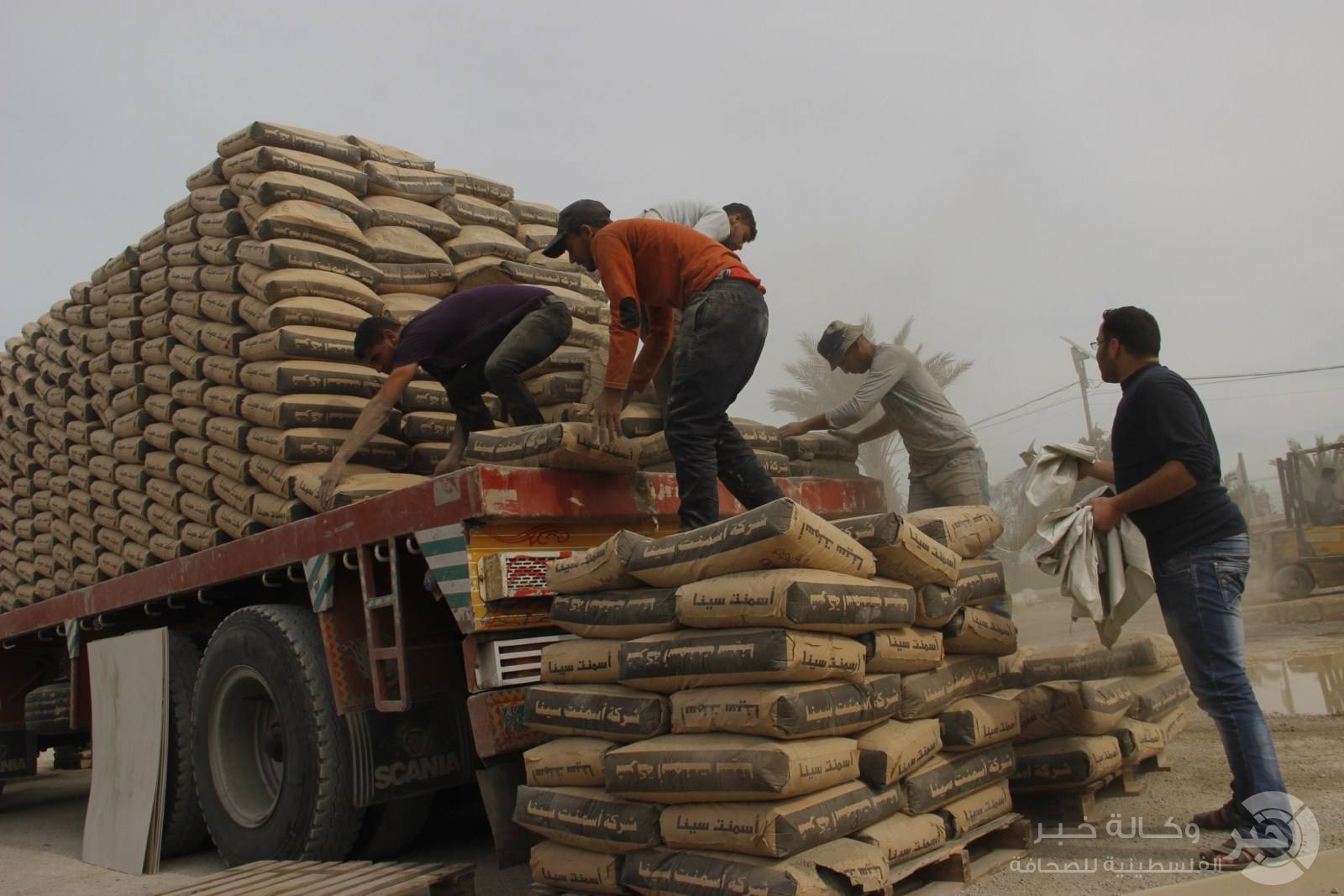بالصور.. دخول شاحنات الاسمنت إلى قطاع غزة عبر معبر رفح